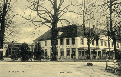 14103 Gezicht op de linker- en voorgevel van het hotel Trier (Amsterdamsestraatweg) te Soestdijk (gemeente Baarn).